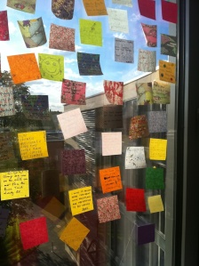 Salah satu proses studi design thinking dengan menuangkan ide lewat tulisan di atas Post-It warna-warni